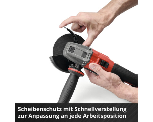 Person justiert den Scheibenschutz einer roten und schwarzen Flex