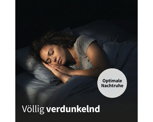 Frau schläft in vollständig abgedunkeltem Raum