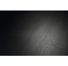 Nahaufnahme einer Oberfläche mit dunkler Holzstruktur und fühlbarer Maserung.