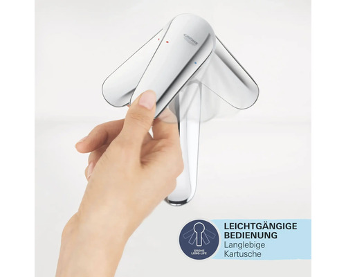 Hand bedient den Hebel einer Waschtischarmatur, GROHE Logo, Darstellung der leichtgängigen Bedienung und langlebigen Kartusche.