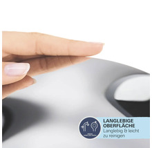 Grohe Long-Life Finish langlebige und leicht zu reinigende Oberfläche einer Armatur Hand spiegelt sich auf der glänzenden Chromoberfläche