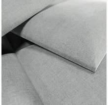 Nahaufnahme eines grauen Polsterstoffes mit gewebter Textur und überlappenden Stoffelementen.