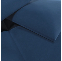 Detailansicht eines blauen Polsterstoffs mit weicher Textur.