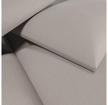 Detailansicht von gepolsterten Wandpaneelen mit Stoffoberfläche und sichtbarer Webstruktur in quadratischer Form.