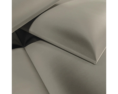 Nahaufnahme von gepolsterten Wandpaneelen mit weicher Stoffoberfläche und abgerundeten Kanten.