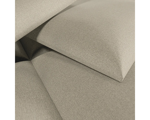 Nahaufnahme von gepolsterten Wandpaneelen mit einer strukturierten Stoffoberfläche.