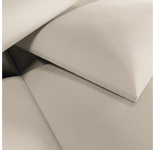 Nahaufnahme eines hellen, gerippten Cordstoffs.