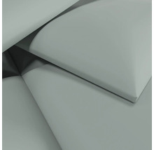 Nahaufnahme von gefalteter Bettwäsche aus glattem Material in Salbeigrün.