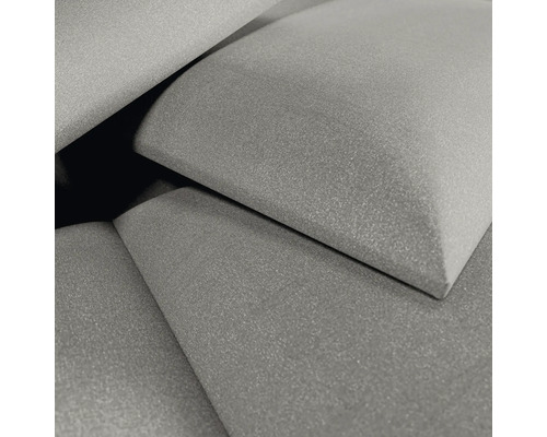 Nahaufnahme eines Akustikpaneels mit facettierter Oberfläche aus Filz zur Schalldämmung.