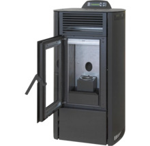 Schwarzer Pelletofen mit geöffneter Glastür und Blick in die Brennkammer sowie digitaler Anzeige oben.