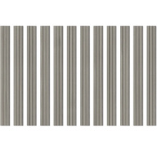 Wandpaneel mit vertikalen Lamellen in Holzoptik.