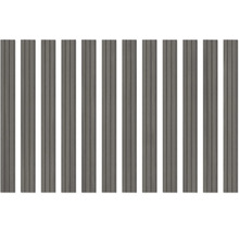 Wandverkleidung mit vertikalen Paneelen in Holzoptik.