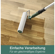 Farbroller beim Auftragen von Holzöl auf einen Parkettboden für eine gleichmäßige Oberflächenbehandlung.