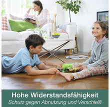 Helles Wohnzimmer mit strapazierfähigem Parkettboden, auf dem Kinder spielen und eine Frau auf dem Sofa liest.