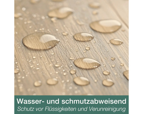 Wassertropfen auf einer wasserabweisenden Oberfläche in Holzoptik. Schutz vor Flüssigkeiten und Verschmutzungen.