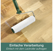 Lackroller beim Auftragen von Versiegelung auf einem Holzfußboden.