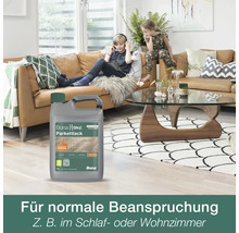Bona Home Parkettlack im hellen Wohnzimmer mit Parkett, Ledersofa und Glastisch. Text: Für normale Beanspruchung im Schlaf- oder Wohnzimmer.