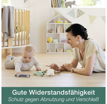 Baby und Frau spielen mit Spielzeugautos auf einem hellen Holzboden in einem hellen Kinderzimmer mit Gitterbett und Hausregal.