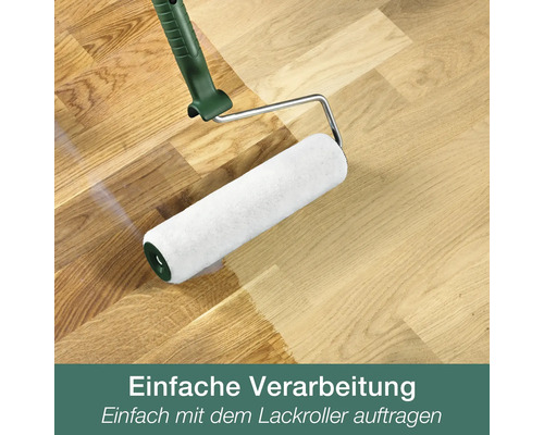 Lackroller beim Auftragen von Versiegelung auf einem Holzfußboden.