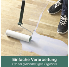 Auftragen einer Bodenversiegelung auf Holzboden mit einer Farbwalze für ein gleichmäßiges Ergebnis.