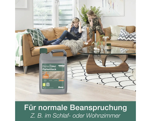 Bona Home Parkettlack im hellen Wohnzimmer mit Parkett, Ledersofa und Glastisch. Text: Für normale Beanspruchung im Schlaf- oder Wohnzimmer.