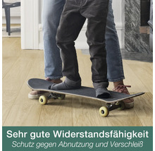 Ein Kind steht auf einem Skateboard auf einem Bodenbelag in Holzoptik zur Demonstration der hohen Widerstandsfähigkeit gegen Abnutzung.
