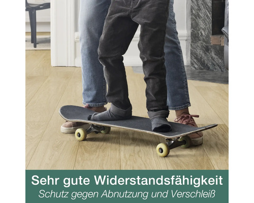 Ein Kind steht auf einem Skateboard auf einem Bodenbelag in Holzoptik zur Demonstration der hohen Widerstandsfähigkeit gegen Abnutzung.