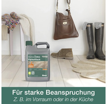 Bona Home Parkettlack 1 Liter für stark beanspruchte Böden in einem hellen Vorraum auf Holzboden neben Schuhen und Taschen.