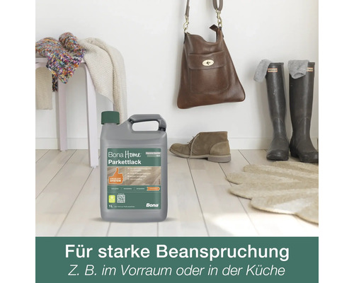 Bona Home Parkettlack 1 Liter für stark beanspruchte Böden in einem hellen Vorraum auf Holzboden neben Schuhen und Taschen.