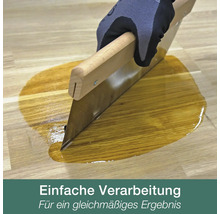 Ein Metallspachtel mit Holzgriff verteilt Öl auf einer Holzoberfläche für ein gleichmäßiges Ergebnis.