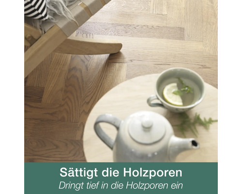 Hellbraunes Fischgrät-Eichenparkett in einem hellen Raum mit Holzmöbeln und Teegeschirr. Text: Sättigt die Holzporen. Dringt tief in die Holzporen ein.