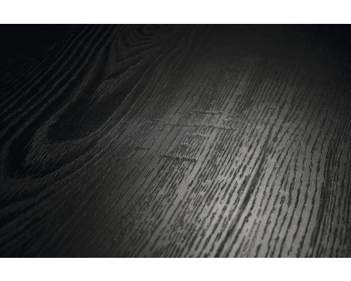 Detailansicht einer dunklen Holzoberfläche mit strukturierter Maserung für Bodenbeläge oder Möbel.