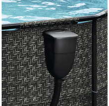 Einhängeskimmer für einen Aufstellpool an einer Poolwand in Rattanoptik mit Anschlussschlauch.
