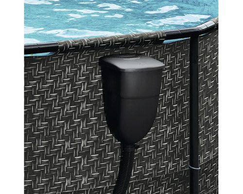 Einhängeskimmer für einen Aufstellpool an einer Poolwand in Rattanoptik mit Anschlussschlauch.