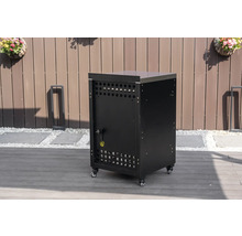 Mobiler schwarzer Außenküchenschrank mit Edelstahlarbeitsplatte auf einer Holzterrasse vor einem Zaun.