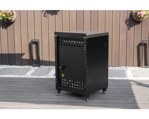 Mobiler schwarzer Außenküchenschrank mit Edelstahlarbeitsplatte auf einer Holzterrasse vor einem Zaun.