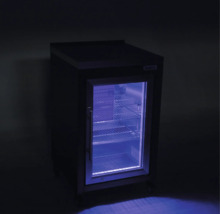 Kleiner Getränkekühlschrank mit Glastür, blauer Innenbeleuchtung und Metallregalen.