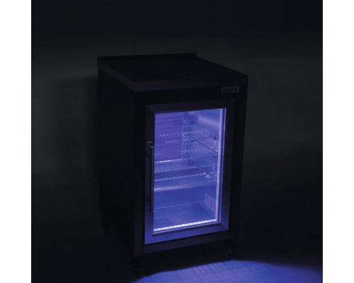Kleiner Getränkekühlschrank mit Glastür, blauer Innenbeleuchtung und Metallregalen.