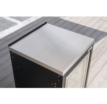 Tenneker Außenküchen-Modul mit Edelstahlarbeitsplatte, Glastür und Tenneker Logo auf einer Holzterrasse.