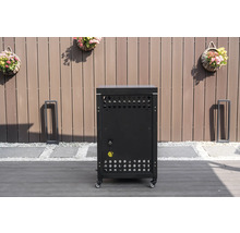 Mobiler Außenküchen-Unterschrank in Schwarz mit Lüftungsschlitzen und Stromanschluss auf einer Terrasse vor einem Holzzaun.