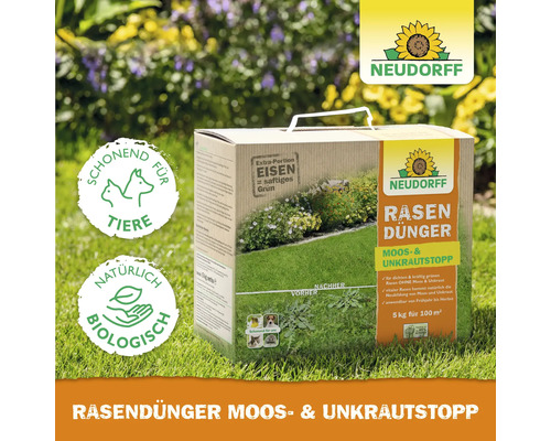 Neudorff Rasendünger Moos- und Unkrautstopp in einer 5 Kilogramm Packung auf Rasen mit Symbolen für schonend für Tiere und natürlich biologisch.
