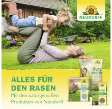 Frau und Kind spielen auf grünem Rasen im Garten. Vorne stehen biologischer Neudorff Rasendünger, Rasenkalk, Rasensamen und das Neudorff Logo.