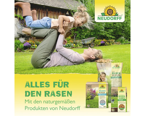 Frau und Kind spielen auf grünem Rasen im Garten. Vorne stehen biologischer Neudorff Rasendünger, Rasenkalk, Rasensamen und das Neudorff Logo.