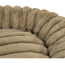 Detailaufnahme eines weichen, plüschigen Materials mit Rippenstruktur in Beige für ein Tierbett.