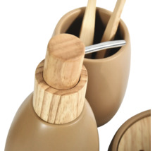 Seifenspender und Zahnbürstenbecher aus beiger Keramik mit Elementen aus Holz.