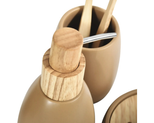 Seifenspender und Zahnbürstenbecher aus beiger Keramik mit Elementen aus Holz.