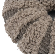 Nahaufnahme eines Kissenbezugs aus strukturiertem Teddy-Fleece und geripptem Cord.