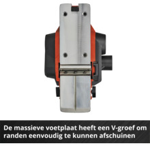 Unteransicht eines Elektrohobels mit einer Metall-Fußplatte, die eine V-Nut zum Fasen von Kanten besitzt.