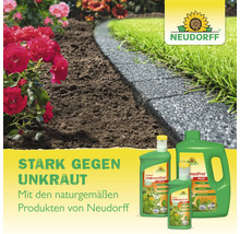 Drei Flaschen Neudorff UnkrautFrei Plus Unkrautvernichter vor Garten mit Rosenbeet und Rasen. Biologisch abbaubar Symbol. Neudorff Logo.