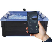 Aufblasbarer Whirlpool mit App-Steuerung per Smartphone, dunkle Außenverkleidung, sprudelndes Wasser, Kopfstützen und Anzeige von 38 Grad Celsius.